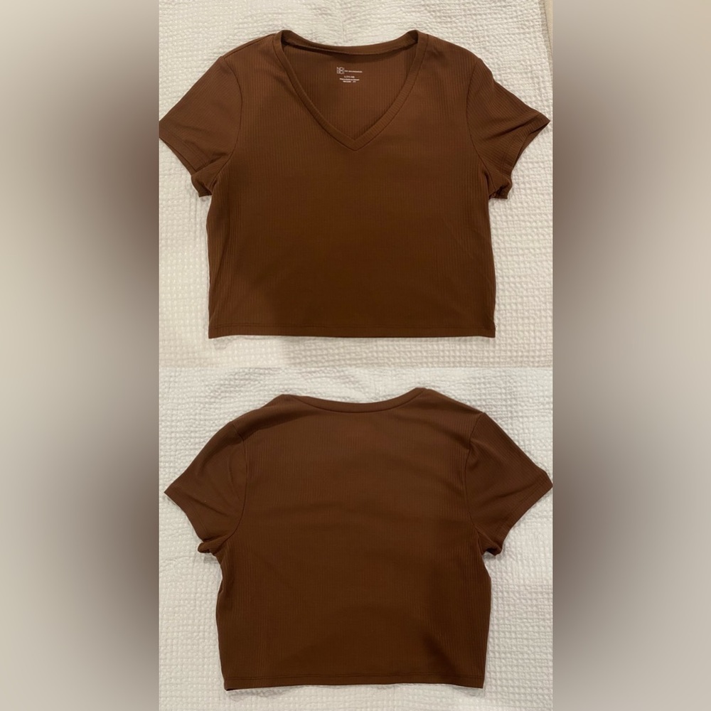 No Boundaries Brown V-Neck Short-Sleeved Cropped Top
